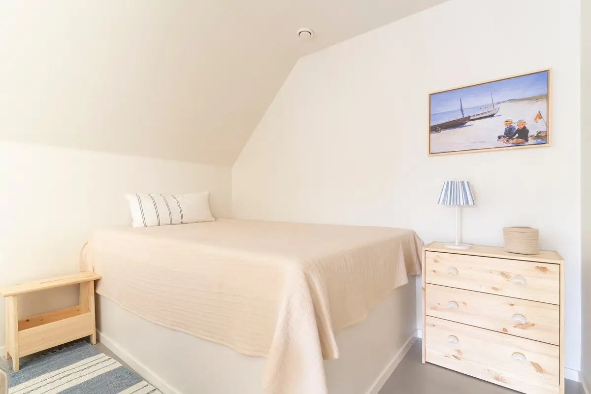 Sleeping alcove with slightly elevated 140 cm bed for 2 people