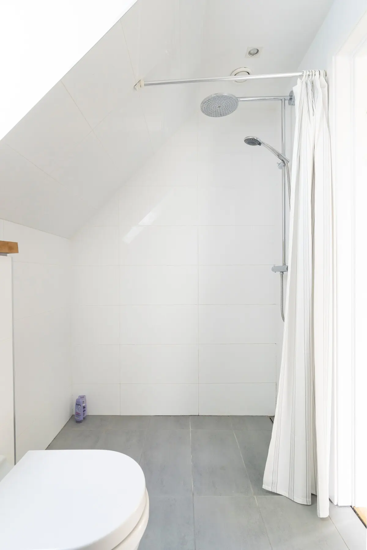 Bathroom with shower and floor heating