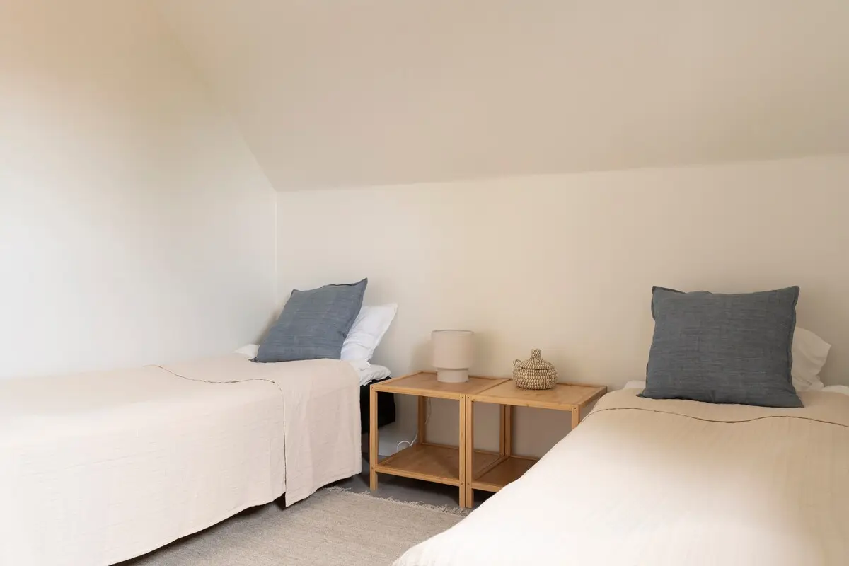 Bedroom 4 with two single beds
