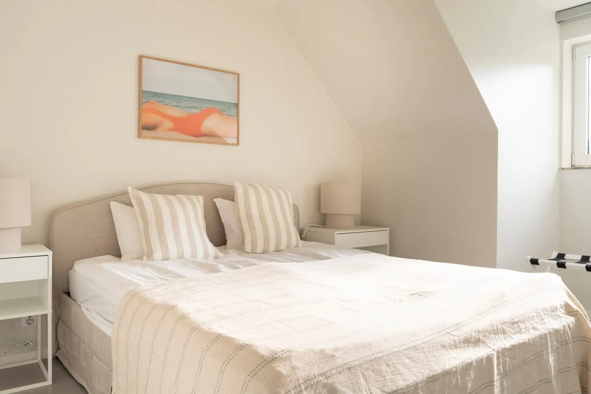 Sovrum med dubbelsäng under snedtak