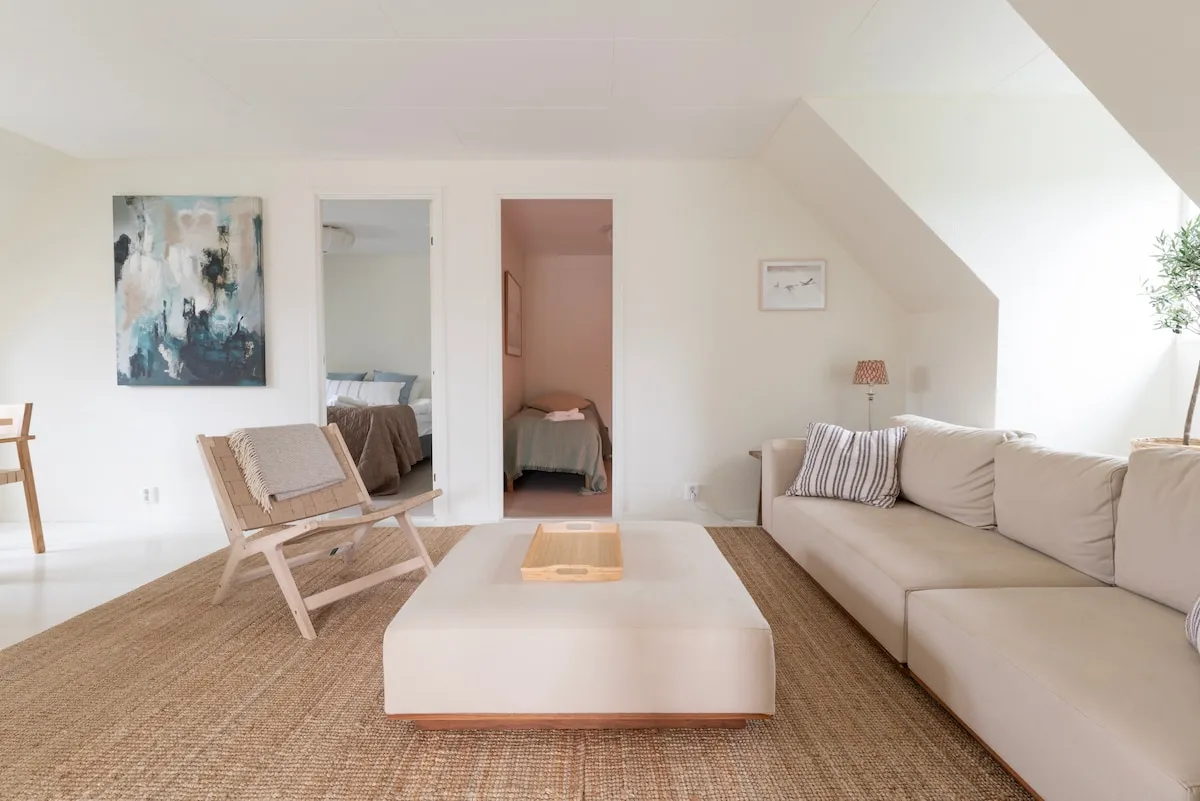 Vardagsrum med soffa och konst