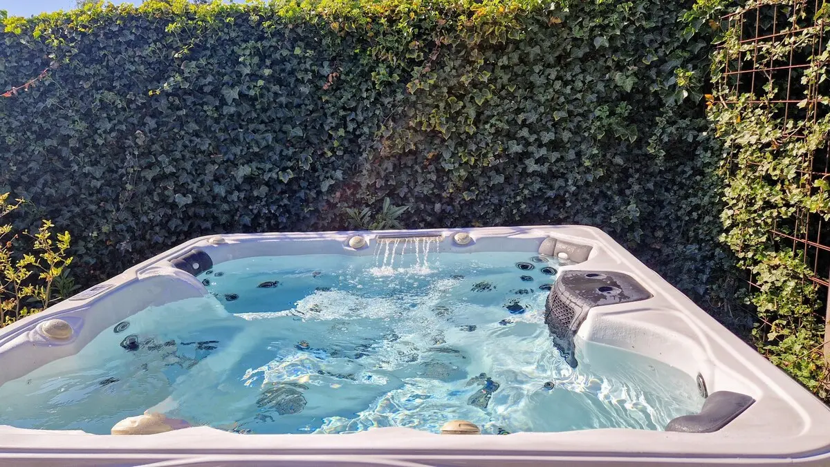 Hot tub for 8